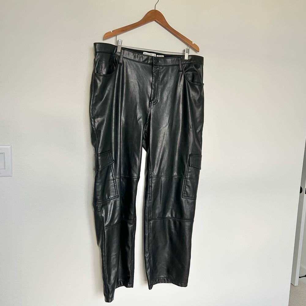 Abercrombie & Fitch Vegan Leather High Rise 90’s Relaxed Jean - Picture 2 of 5